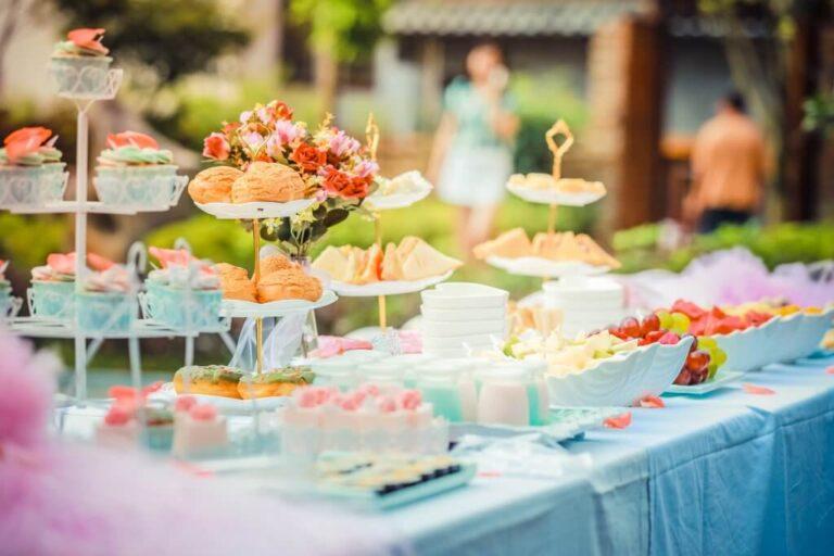 Mesa de dulces y comida para bautizo