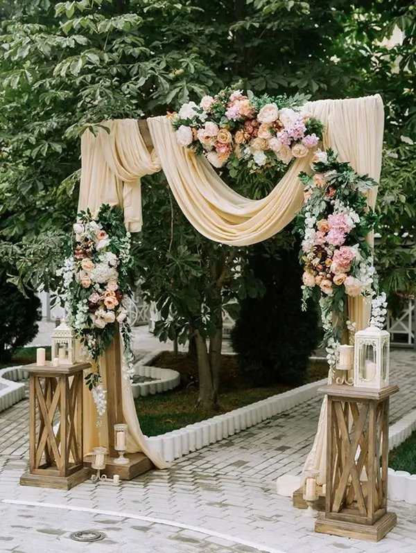 Altar romántico con velas e iluminación suave para boda