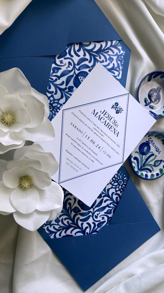 Conjunto de invitación Fajalauza con sobre azul marino.