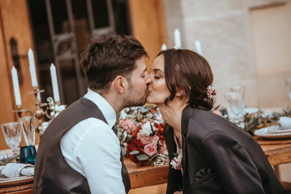 Novia y novio en la editorial blanca paloma