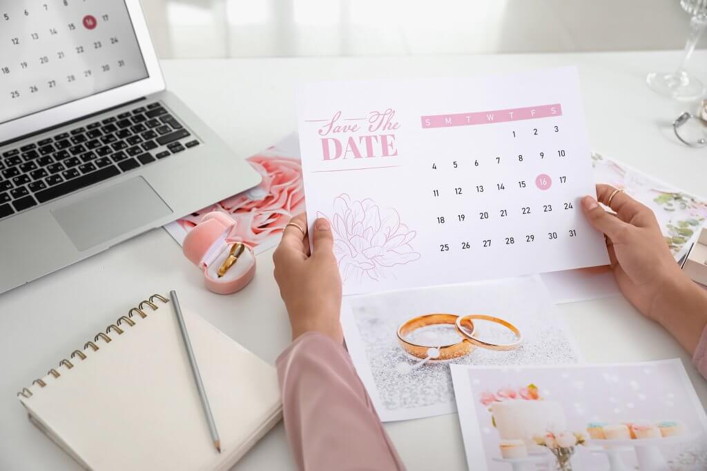 Invitación de boda entregada en mano — plazo recomendado 3-4 meses antes